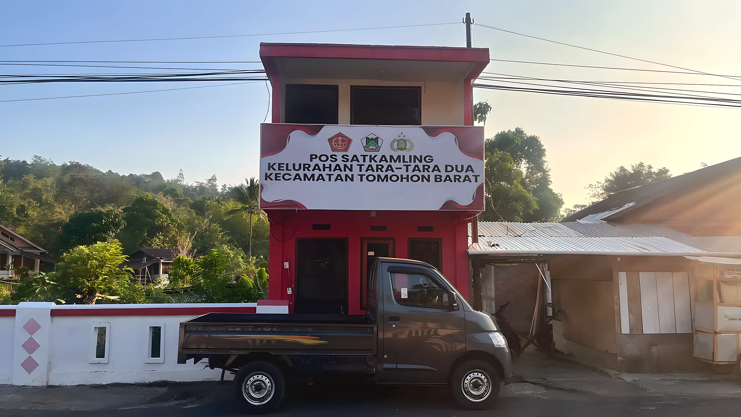 Bangunan Pos Satkamling Kelurahan Tara-Tara Dua berwarna merah
